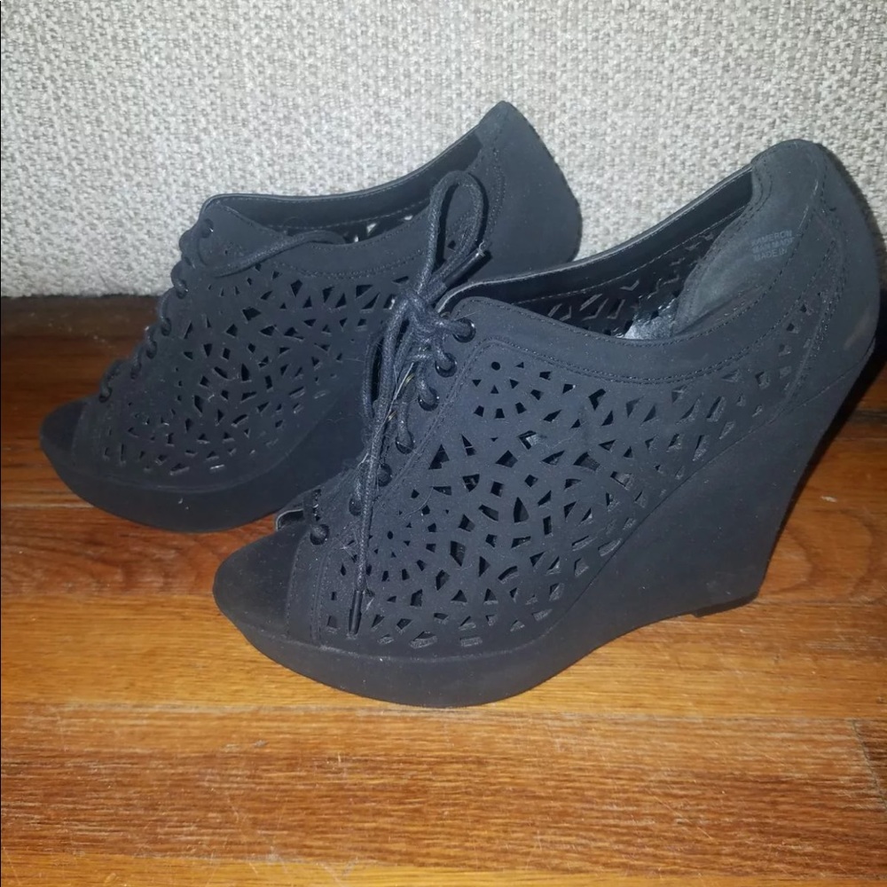 🍉Sbicca Black cut out Wedges Size 8.5